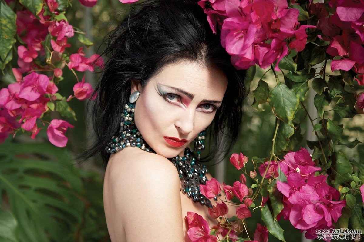 siouxsie-sioux-in-a-hong-kong-garden small.jpg