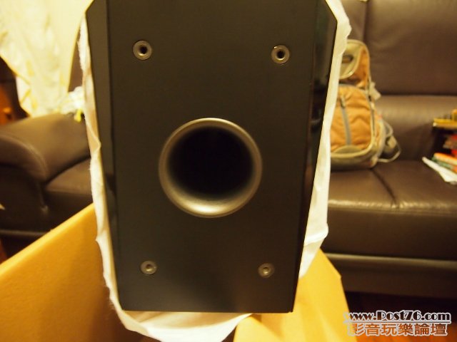 Speaker 氣孔在底部