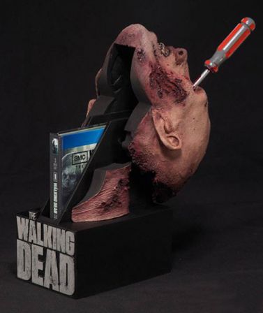 _TheWalkingDeaDTheCompleteSecondSeasonLimitedEditionBlu-ray2_m.jpg