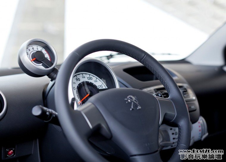 2012 _Peugeot_107_02.jpg