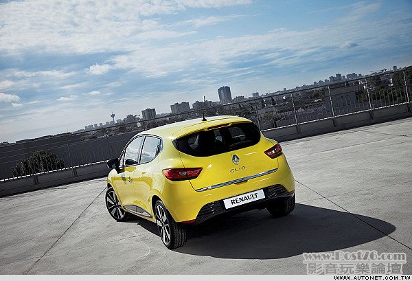 2013_Renault_Clio_16.jpg