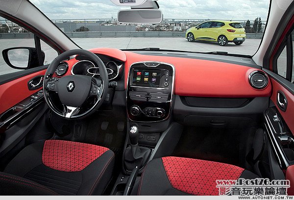 2013_Renault_Clio_03.jpg