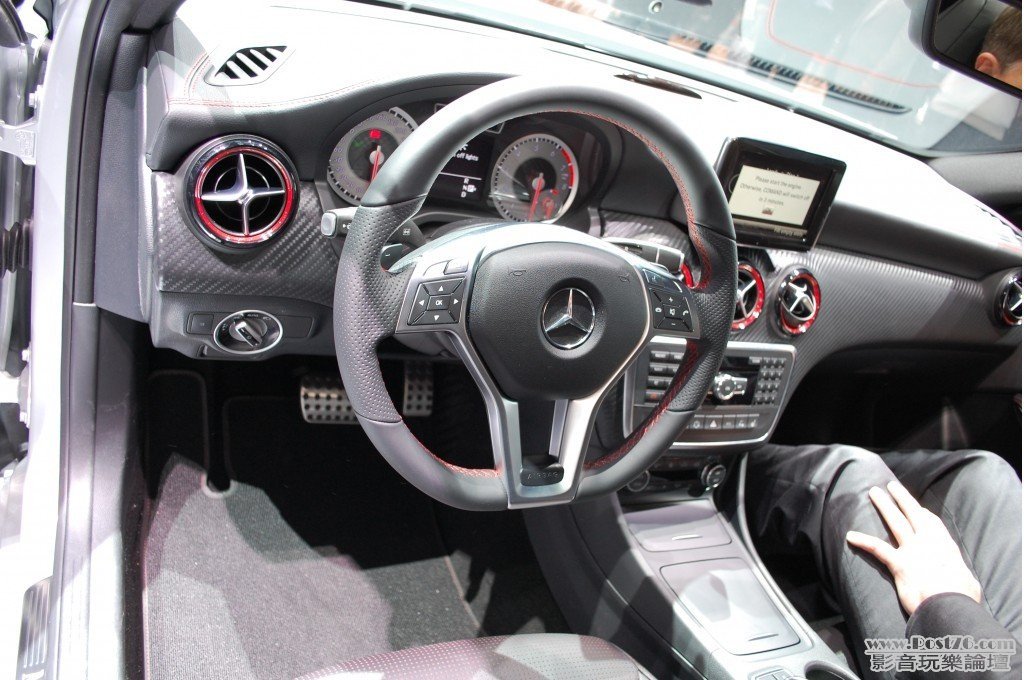 2013_Mercedes_Benz_A_Class_04.jpg