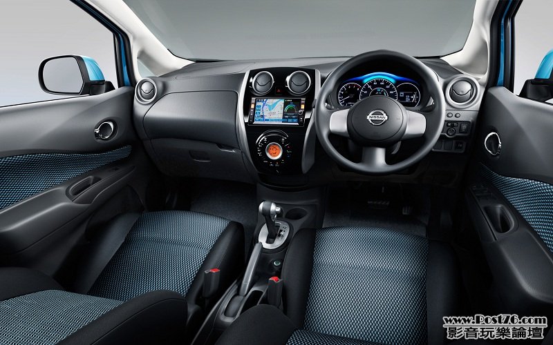 2013_Nissan_Note_02.jpg