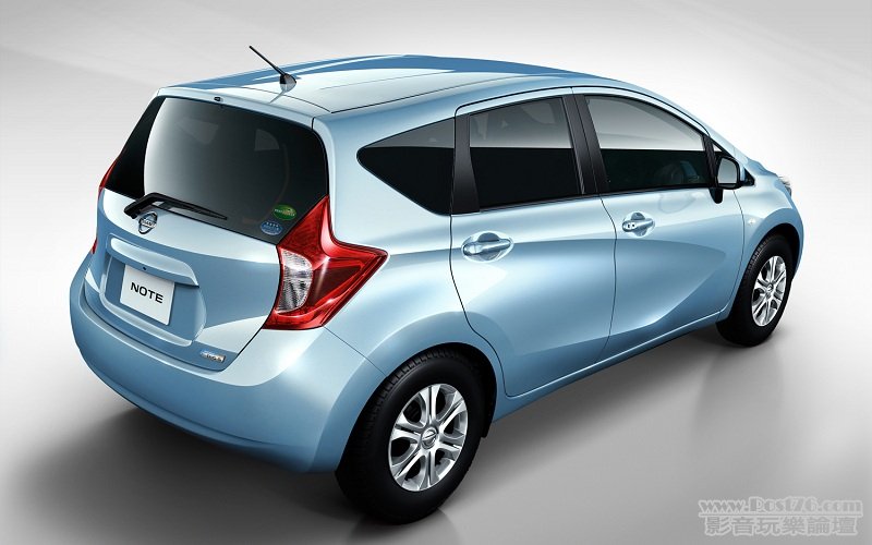 2013_Nissan_Note_04.jpg