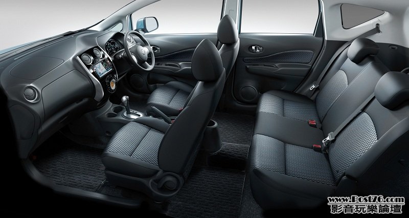 2013_Nissan_Note_03.jpg