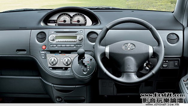 2012_Toyota_Sienta_DICE_02.jpg