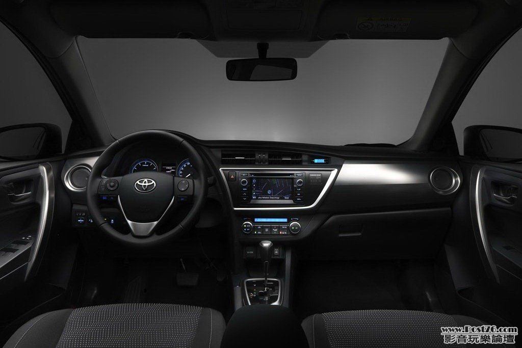 2013_Toyota_Auris_03.jpg