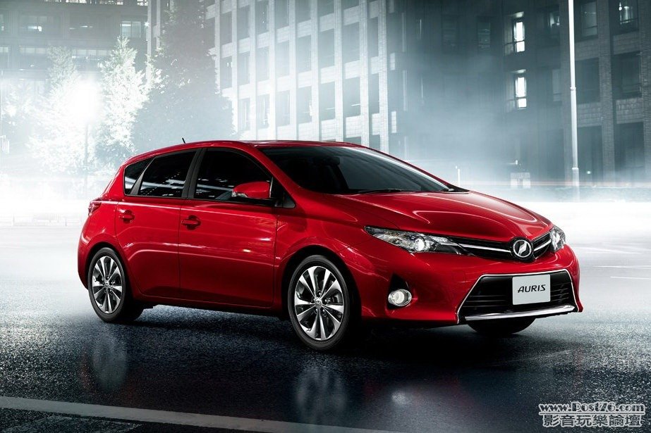 2013_Toyota_Auris_01.jpg