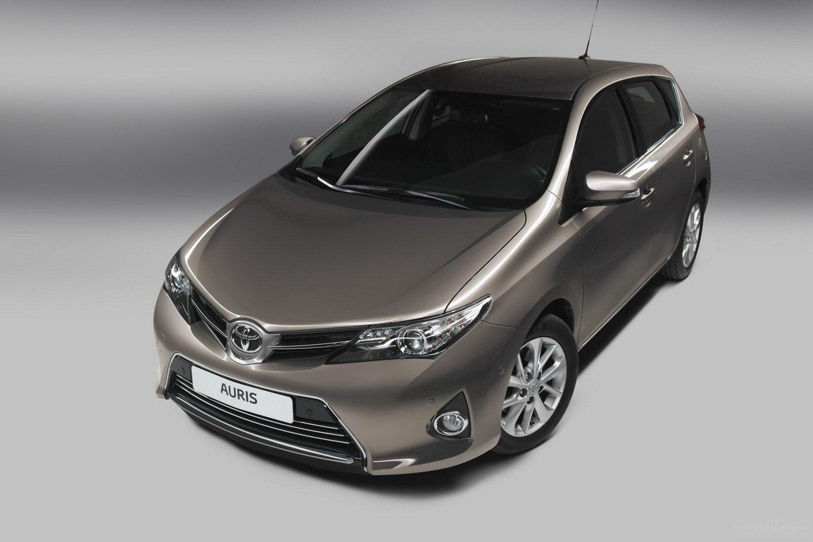 2013_Toyota_Auris_02.jpg