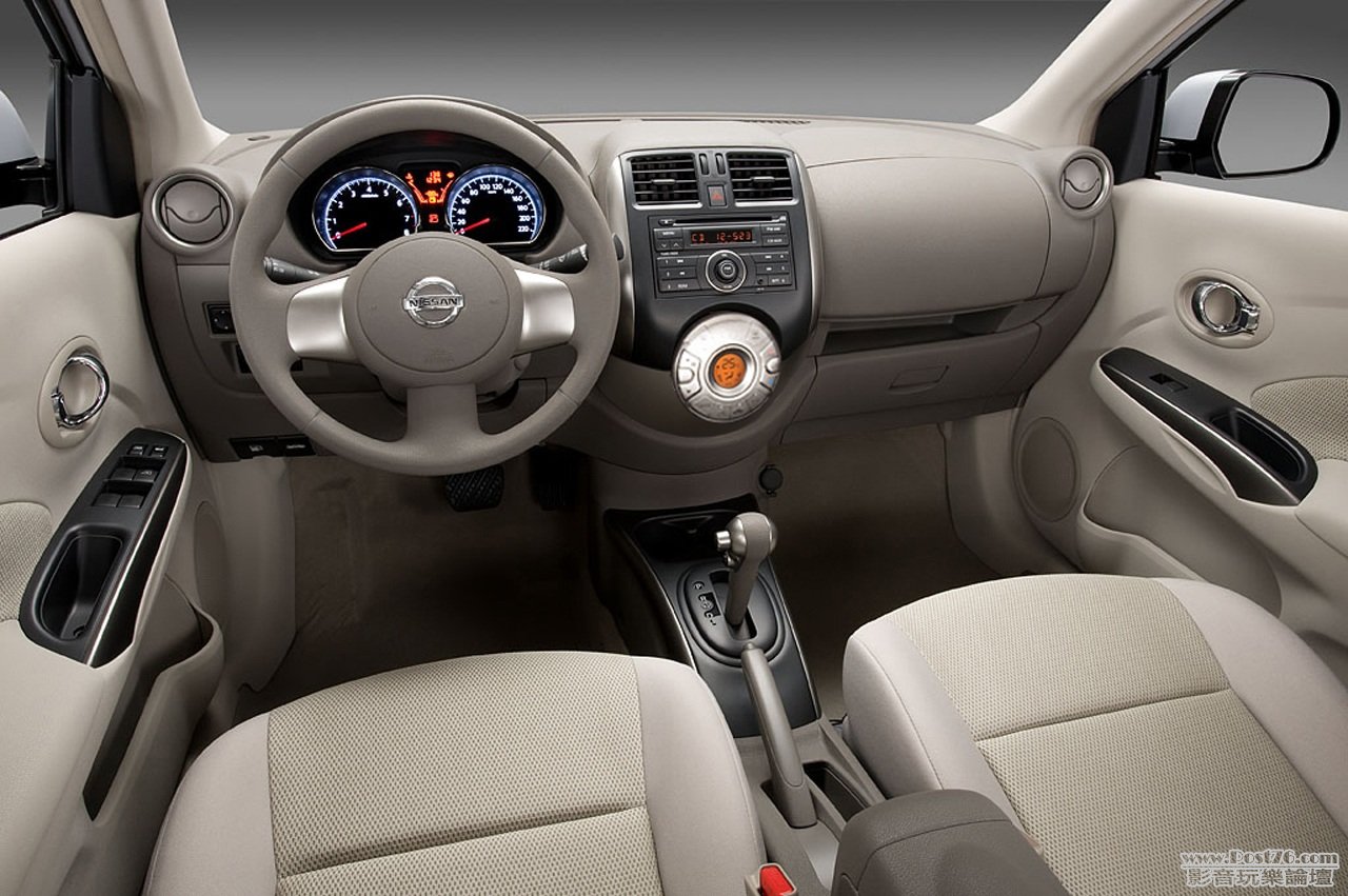 2012_Nissan_Sunny_02.jpg