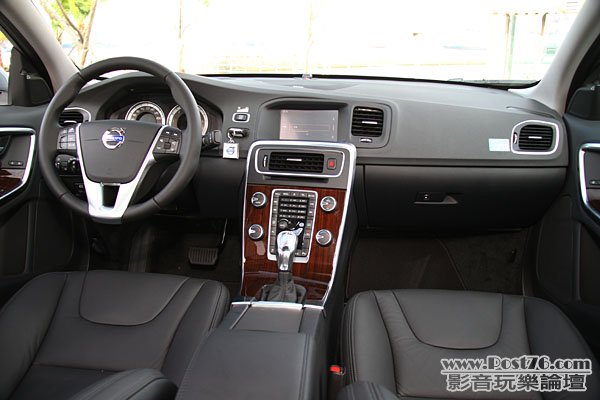 2013_Volvo_V60_03.jpg