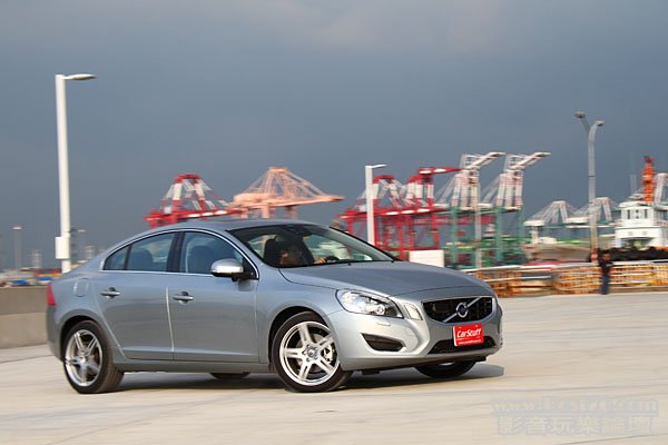 2013_Volvo_V60_02.jpg