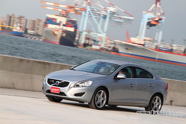 2013_Volvo_V60_01.jpg