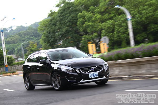 2013_Volvo_V60_00.jpg