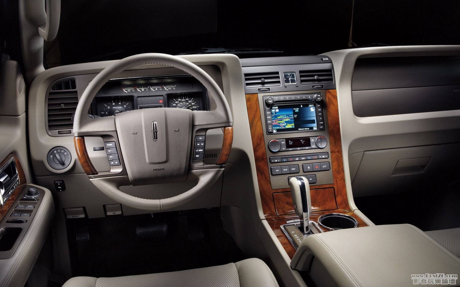 2012_Lincoln_Navigator_02.jpg