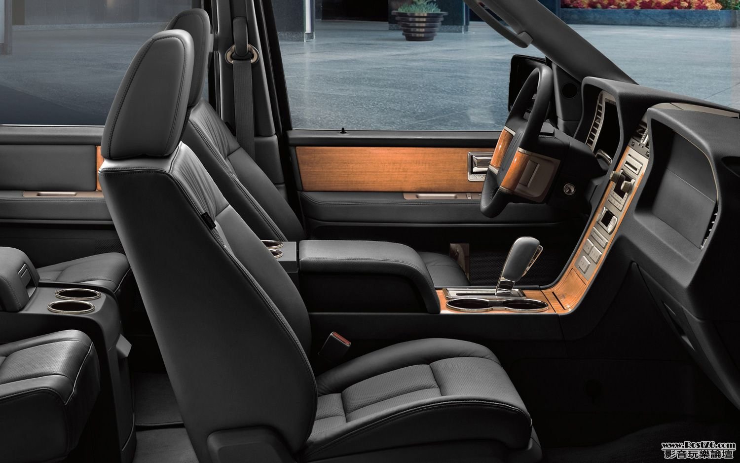 2012_Lincoln_Navigator_03.jpg