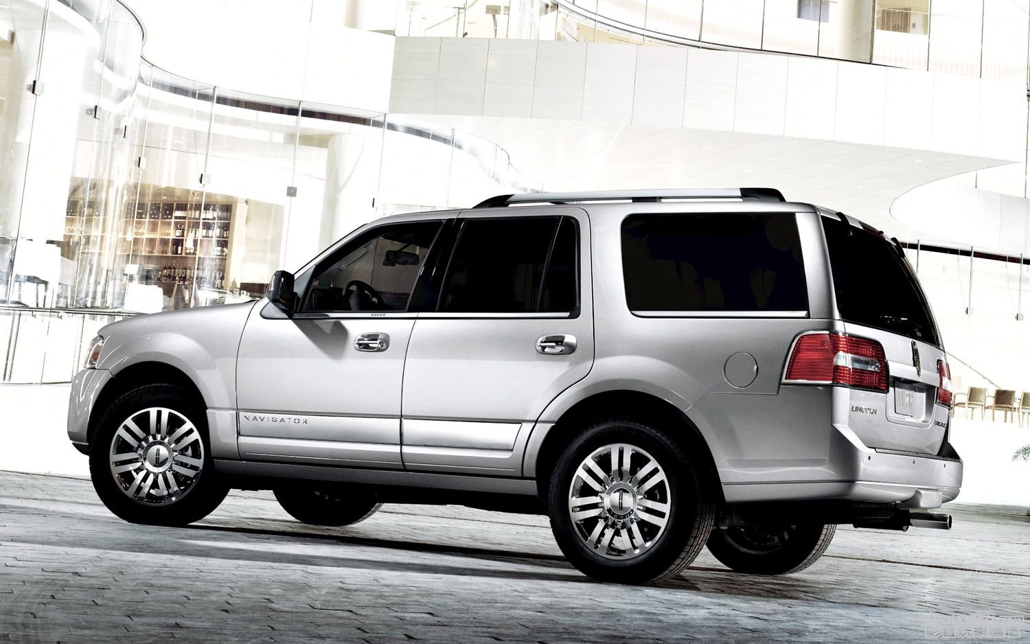 2012_Lincoln_Navigator_06.jpg