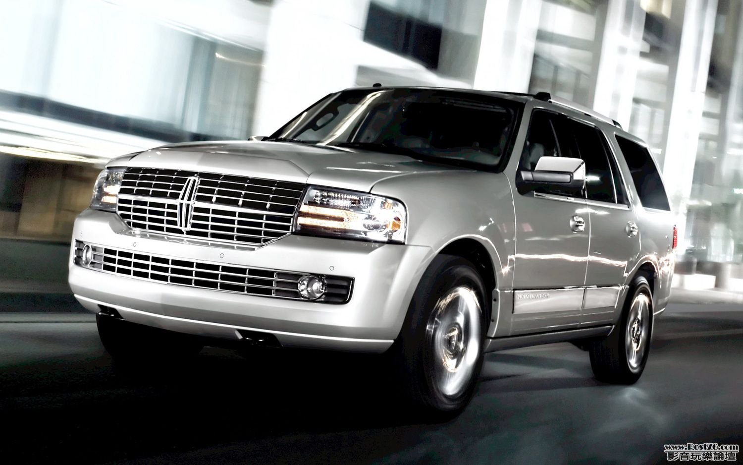 2012_Lincoln_Navigator_01.jpg