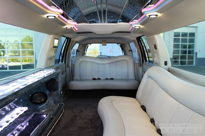 2012_Lincoln_MKS_Limousine_02.jpg