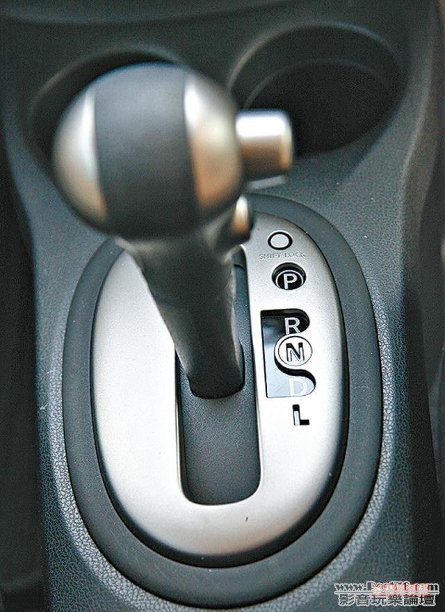 2013_Nissan_Note_07.jpg