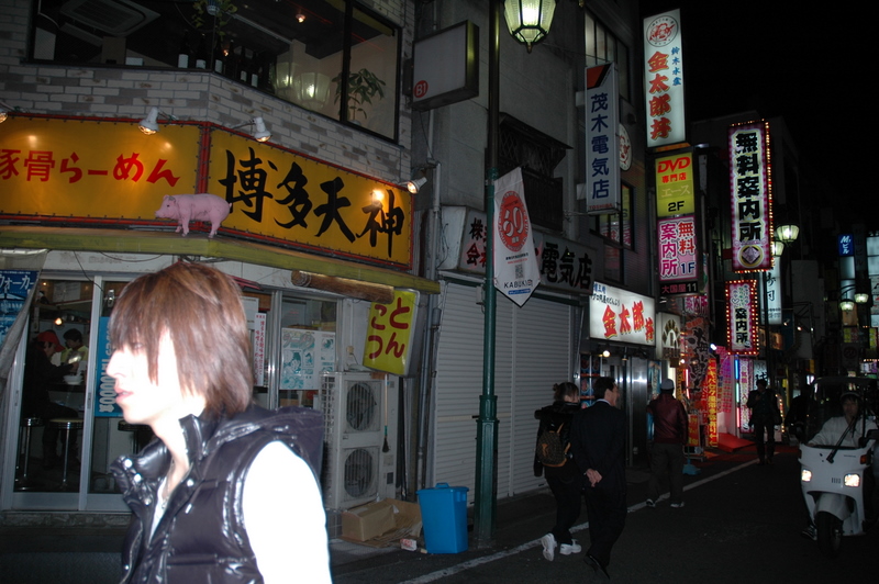 博多天神元祖店,新宿另外有兩間,但係導遊話呢間先係真