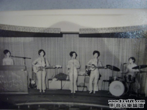 THE POWDER PUFFS GIRLS POP GROUP IN LATE 60\'S AT CLUB MIKADO, WAN CHAI.H.K.jpg