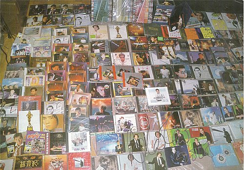 在2005年譚詠麟見証過我的部份珍藏,可惜有兩張相在搬屋期間遺失了!