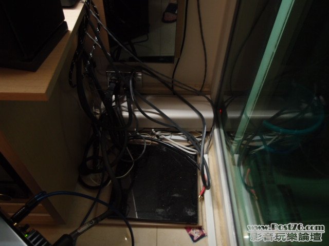 現可能將十仔放入電視櫃右邊