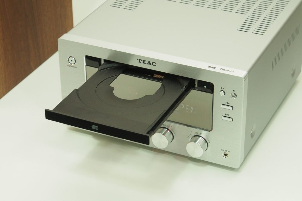 機面上的 CD 播放功能簡約，在遙控上操控則較全面。