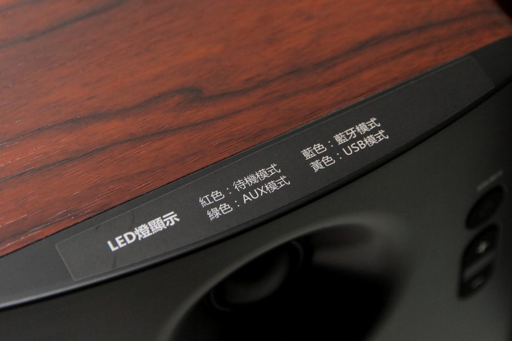 JBL CM220 全新有源喇叭外觀繼續保持其喇叭系列的沉實簡樸格調，大方得來時尚。相比 CM202，新喇叭在造工、音質等方面都有所提升。至於 JBL CM220 最搶眼處莫過於其玫瑰金配色金屬振膜，令一眾玩家對這對以監聽類喇叭作爲藍本的有源喇叭充滿好奇。 jbl cm220 speaker review