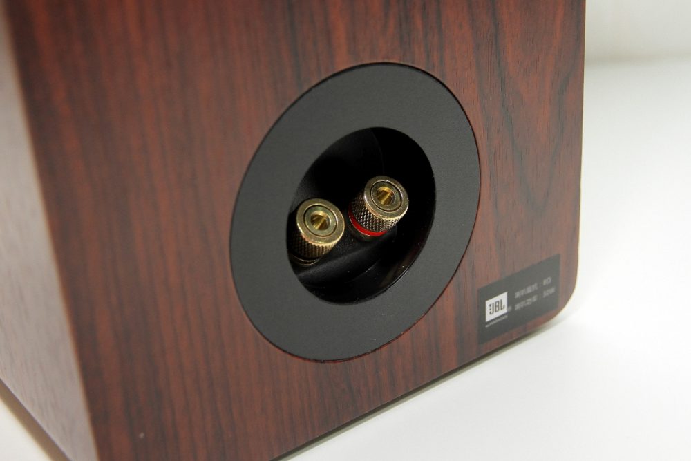 JBL CM220 全新有源喇叭外觀繼續保持其喇叭系列的沉實簡樸格調，大方得來時尚。相比 CM202，新喇叭在造工、音質等方面都有所提升。至於 JBL CM220 最搶眼處莫過於其玫瑰金配色金屬振膜，令一眾玩家對這對以監聽類喇叭作爲藍本的有源喇叭充滿好奇。 jbl cm220 speaker review