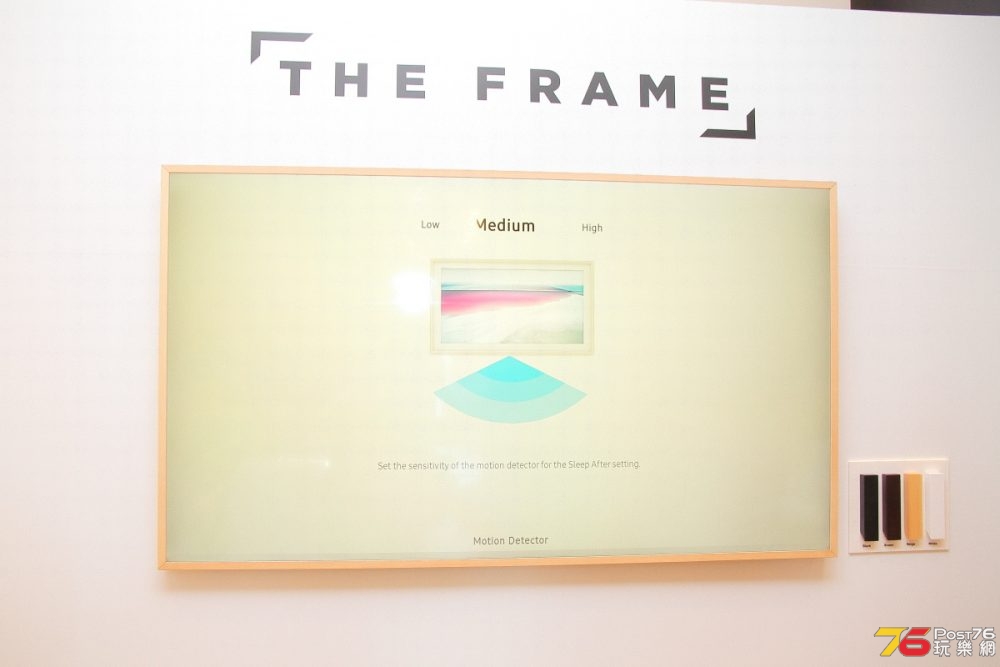 Samsung The Frame 2.0 貫徹 The Frame 系列宗旨，以創新設計擺脫傳統框框，把屏幕變身成為藝術展品。新一代 The Frame 2.0 貫徹其創作意念，於香港率先引入包含多達 900 幅藝術典藏的 Art Store，讓大家能輕鬆將家居製造成個人專屬藝廊。畫作來自世界各地的知名博物館、畫廊及藝術家，典藏多元化且不時更新，包括永恆經典作 <星夜> (Vincent Van Gogh The Starry Night) 及達文西的 <最後晚餐> (Leonardo da Vinci The Last Supper)。Samsung  The Frame 2.0 將電視化身成藝術，隨著品牌在香港推出 Samsung Art Store，大家可簡易地透過 The Frame 2.0 內的 Art Store 將藝術典藏帶入家居，將家居幻化成藝廊。