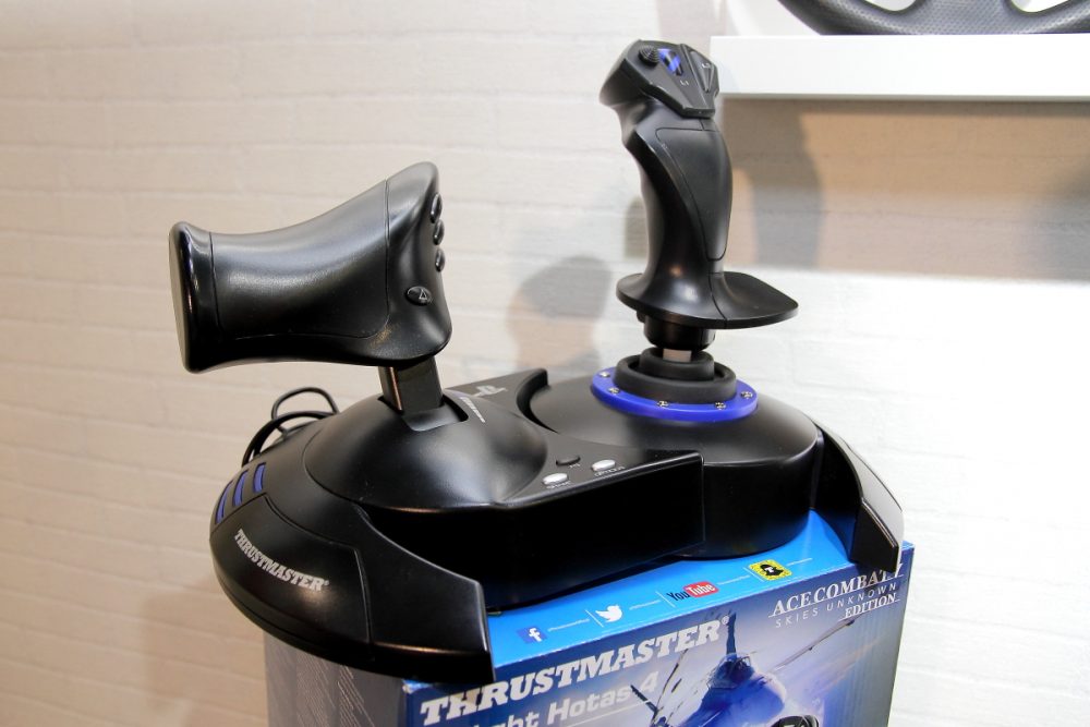 鍾情於機戰遊戲的玩家必定都知道《空戰奇兵》這個系列已於 1 月初推出該系列的第七部作品《空戰奇兵7:未知天際》。此作是 2007 年《空戰奇兵6》的後續作，遊戲系統用上 Epic Games 研發的「Unreal Engine 4」作開發，亦利用 trueSKY 技術呈現出逼真的空域環境。更對應 PS VR 虛擬實境裝備，將玩家瞬間帶到無限天際。為將遊戲體驗提升到極緻，試玩會當日我地更夥拍飛行操控搖桿品牌 THRUSTMASTER，等大家可透過高仿真搖桿，體驗駕駛真實戰鬥機的震撼體驗。值得一提是活動當晚所用上的 T.Flight HOTAS 4 為《空戰奇兵》的限定版型號，在外觀用上了與遊戲用色藍色作陪襯，型爆全場。
