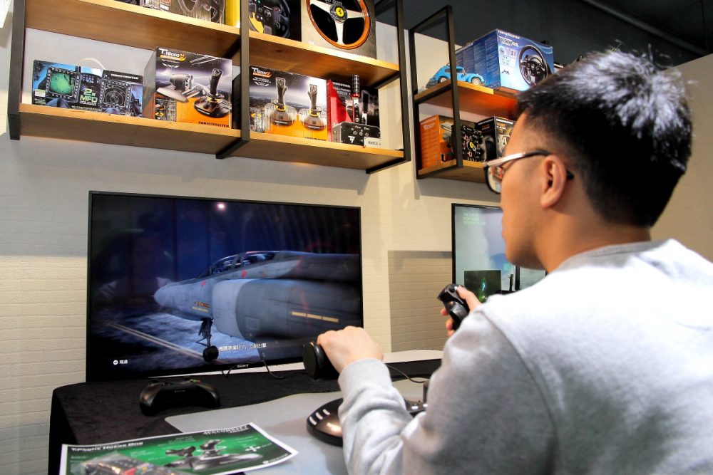 鍾情於機戰遊戲的玩家必定都知道《空戰奇兵》這個系列已於 1 月初推出該系列的第七部作品《空戰奇兵7:未知天際》。此作是 2007 年《空戰奇兵6》的後續作，遊戲系統用上 Epic Games 研發的「Unreal Engine 4」作開發，亦利用 trueSKY 技術呈現出逼真的空域環境。更對應 PS VR 虛擬實境裝備，將玩家瞬間帶到無限天際。為將遊戲體驗提升到極緻，試玩會當日我地更夥拍飛行操控搖桿品牌 THRUSTMASTER，等大家可透過高仿真搖桿，體驗駕駛真實戰鬥機的震撼體驗。值得一提是活動當晚所用上的 T.Flight HOTAS 4 為《空戰奇兵》的限定版型號，在外觀用上了與遊戲用色藍色作陪襯，型爆全場。