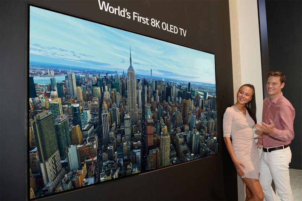 今年 CES 2019 可謂「8」花齊放，幾乎所有活躍於電視市場的電視機品牌都公佈了自己最新的 8K 電視陣容。至於韓系代表之一的 LG 除了在會上公佈了自己首部 8K 電視外，更展示了全球首部能捲叠起的 4K 電視 The Signature OLED TV R (型號為 65R9)。擁有 65 吋熒幕，主要物料為鋁質構成。音效方面以 4.2 聲道的 Dolby Atmos Soundbar 作搭配，輸出功率達 100w。LG The Signature OLED TV R 為「牆紙」類電視的最新焦點新作。The Signature OLED TV R 擁有好幾個模式可選擇，除了作一般電視使用的 Full View 模式（完全張開）外，電視還支援 Line View 模式，配合聽音樂時，屏幕只需用作顯示曲目、時間或基本操作需要。