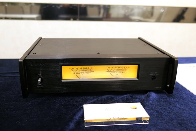 TEAC 剛於 CES 2019 上公佈多款全新擴音機及黑膠盤。其中名爲 AX-505 的型號為一款整合式擴音機，搭載 Hypex Ncore 擴音元件為針對 TEAC 而設，用上 Muses op-amps 設計，銳意還原出模擬訊號的應有原貌。其機前面板位置設有一個耳機輸出端子，輸入選擇及音量控制。音量標識器亦有四段式可調亮度，而背部分亦設三組 RCA 輸入及一組 XLR 平衡輸入端子。TEAC AX-505 即將於本月在歐美地區開售，建議售價 $1500 美金，換算約 $ 11,800 港元。另一邊廂  TEAC AP-505 是一款兩聲道擴音機，預計在三月份推出。AP-505 每便聲道輸出功率為 70W，由訊號輸入、播放模式選擇器甚至是 VU 計都用上平衡式設計。