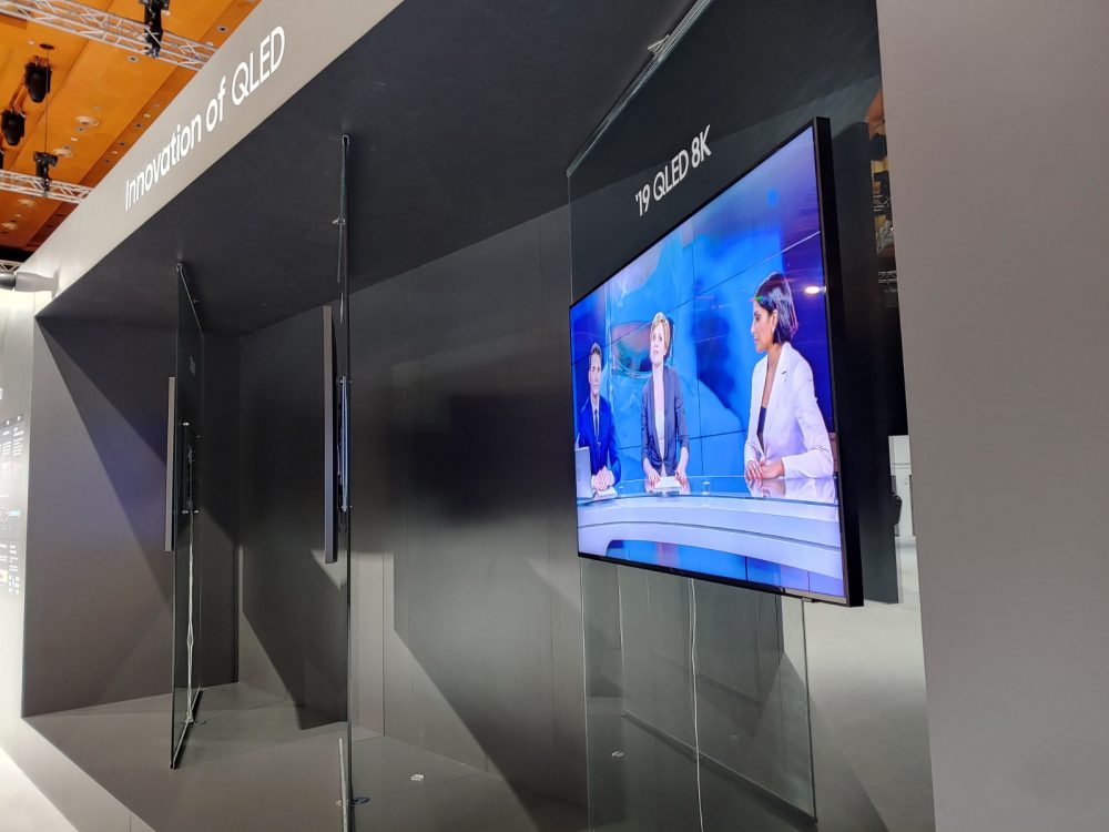 三星電子香港有限公司宣佈推出2019年全新QLED電視系列，並首度在香港推出具備8K解像度的QLED Q900R電視系列，設有65吋、75吋和82吋型號，以滿足不同消費者的需求。Samsung 全新8K QLED電視系列搭載領先業界的量子人工智能處理器 （Quantum AI Processor ），為革命性首創結合8K解像度及人工智能（AI）的電視。創新AI 影像升頻技術，能優化影像，呈現最真實、最細膩畫質，為用戶帶來身臨其境的視聽享受，將畫、聲、藝提升至更高層次。三星電子香港有限公司消費電子及企業業務副總裁表示 Samsung一直致力研發創新科技，引領消費市場的發展，為市場締造全新標準。今年推出的全新電視系列中，首次將8K影像注入QLED，並搭載尖端人工智能技術，開創更豐富的娛樂體驗。隨著大螢幕電視越來越普及，QLED 8K 電視的卓越高解像度視覺效果，將為消費者邁向更具臨場感的新視界，享受栩栩如生、逼真的畫質。我們希望透過研發創新技術為全球消費者帶來更優質的觀賞體驗，同時顯示品牌致力突破現有電視技術決心，期望可在未來開創更多可能性。