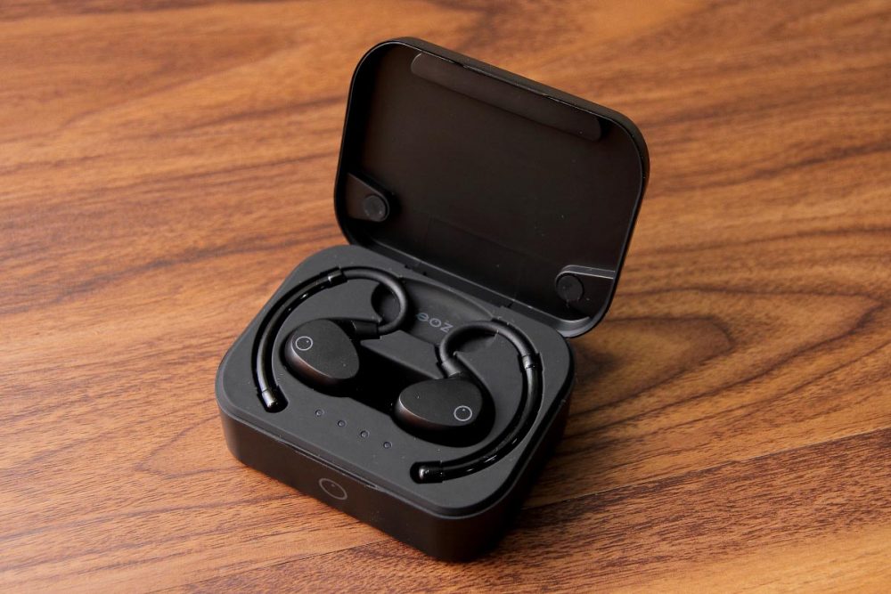 EOZ Air 全無線耳機為西班牙新晉耳機品牌 EOZ 的 Kickstarter 衆籌作。其最大特點是配備藍牙 5.0 技術及自家研發專利雙天線。新耳機機身輕巧，內置 50mAh 電池，完整充電後可提供 5 小時連續播放。其便攜收納盒內置 2,200mAh 充電池，可為 Air 充電 15 次，總使用時數最高可達 90 小時。至於其掛耳式設計亦相當適合耳道較短，平常帶親入耳式都會甩的運動人士使用，在佩戴感覺更好之餘亦無需再心掛掛...