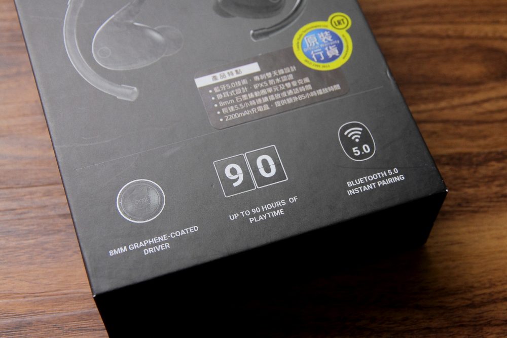 EOZ Air 全無線耳機為西班牙新晉耳機品牌 EOZ 的 Kickstarter 衆籌作。其最大特點是配備藍牙 5.0 技術及自家研發專利雙天線。新耳機機身輕巧，內置 50mAh 電池，完整充電後可提供 5 小時連續播放。其便攜收納盒內置 2,200mAh 充電池，可為 Air 充電 15 次，總使用時數最高可達 90 小時。至於其掛耳式設計亦相當適合耳道較短，平常帶親入耳式都會甩的運動人士使用，在佩戴感覺更好之餘亦無需再心掛掛...