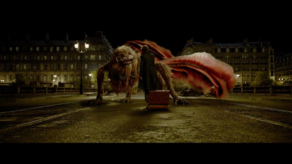 《怪獸與葛林戴華德之罪》是《怪獸與牠們的產地》的續章，亦是「怪獸」系列五部曲的第二回。故事延續首集男主角 Newt 在魔法世界的奇遇。然而今集故事的舞臺就由上集美國移師到法國。而今集最大焦點是卡士上有兩大男神 Jude Law 及 Johnny Depp 加盟，分別飾演片中兩大角色年輕版鄧不利多及葛林戴華德。至於男主角 Newt 就繼續受鄧不利多所托，四出在歐洲找尋奇獸「闇黑怨靈」的下落及擊倒葛林戴華德的方法，在故事鋪排上略較上集來得成成熟，少一點兒童向元素。4K 藍光影碟方面，《怪獸與葛林戴華德之罪》除搭載了 Dolby Atmos 及 Dolby Vision 兩大頂級聲畫格式外，藍光碟部分更收錄了從未曝光過的加長版本，是繼《哈利波特與神秘的魔法石》、《哈利波特與消失的密室》後再一套追加加長版本的作品，為電影背景作輕微補完作用，而 4K 版的聲畫表現都有相當的不俗的表現。