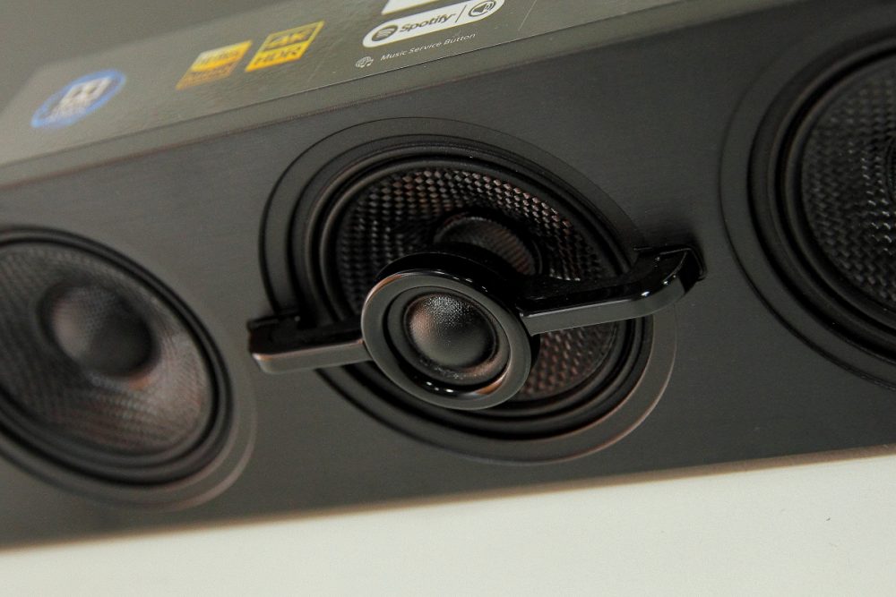 對於傳統家庭影院玩家，Soundbar 初登場時可能只被視爲玩票性質，屬為薄屏電視揚聲器補完之產物。然而，經理多年來的改良和升級，Soundbar 逐漸由大配角慢慢演化成薄屏電視其中一個最不可或缺的配置。大家眼前所見的 Sony HT-ST5000  7.1.2 聲道 Soundbar 為品牌最新旗艦級，搭載 12 個揚聲器單元，支援 Dolby Atmos 及 DTS:X 高解析度音訊，可塑性絕不會下於一部  AV 擴音機。