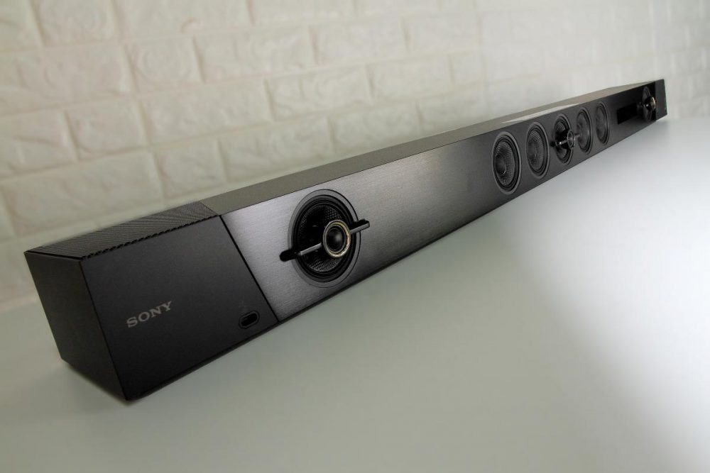 對於傳統家庭影院玩家，Soundbar 初登場時可能只被視爲玩票性質，屬為薄屏電視揚聲器補完之產物。然而，經理多年來的改良和升級，Soundbar 逐漸由大配角慢慢演化成薄屏電視其中一個最不可或缺的配置。大家眼前所見的 Sony HT-ST5000  7.1.2 聲道 Soundbar 為品牌最新旗艦級，搭載 12 個揚聲器單元，支援 Dolby Atmos 及 DTS:X 高解析度音訊，可塑性絕不會下於一部  AV 擴音機。