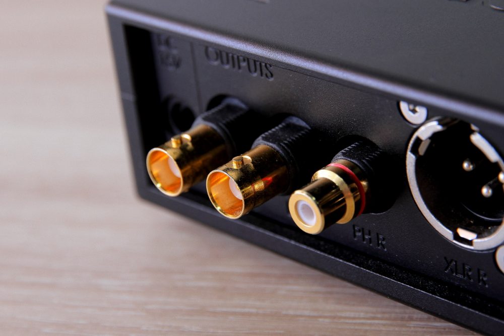 英國音響品牌 Chord Electronics 最近推出了兩款桌上音響產品 Hugo TT2 DAC 解碼器及 Hugo M Scaler 升頻器，兩款裝置都能利用專利濾波技術（WTA）及濾波取樣點（TAP）將音頻訊號作極緻優化，令訊號能以最原真一面重現耳前。其中 Chord Hugo TT2 主攻桌上（Table Top）耳機音響市場，用上 93,304 個在 WTA 濾波取樣點（TAP），是上一代 Hugo 2 的 1.8 倍，數碼訊號轉換成模擬訊號精準度更高，令音色更貼近原生母帶模樣。