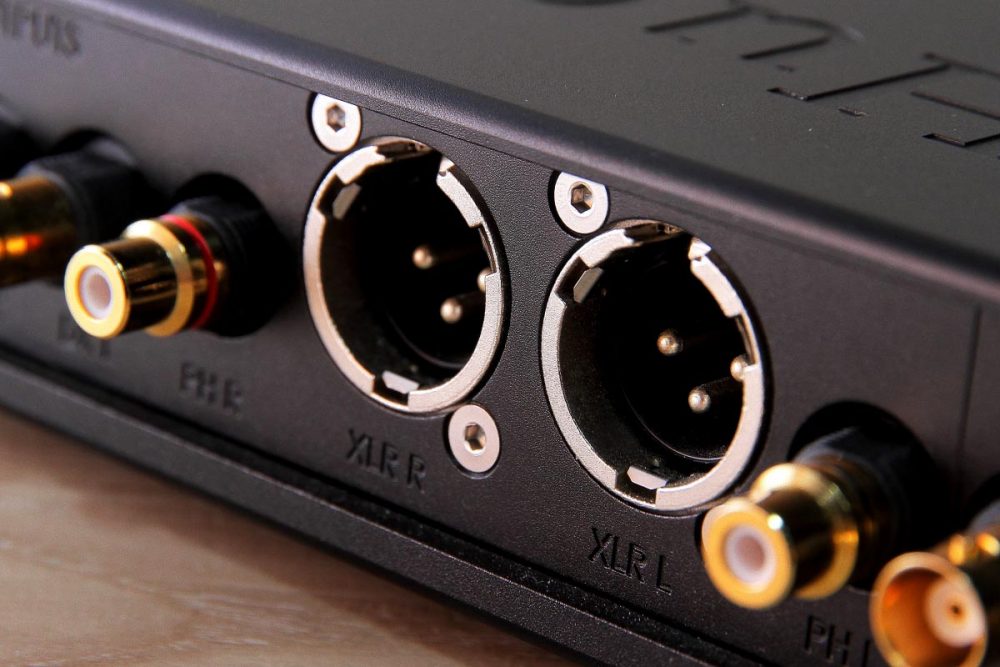 英國音響品牌 Chord Electronics 最近推出了兩款桌上音響產品 Hugo TT2 DAC 解碼器及 Hugo M Scaler 升頻器，兩款裝置都能利用專利濾波技術（WTA）及濾波取樣點（TAP）將音頻訊號作極緻優化，令訊號能以最原真一面重現耳前。其中 Chord Hugo TT2 主攻桌上（Table Top）耳機音響市場，用上 93,304 個在 WTA 濾波取樣點（TAP），是上一代 Hugo 2 的 1.8 倍，數碼訊號轉換成模擬訊號精準度更高，令音色更貼近原生母帶模樣。