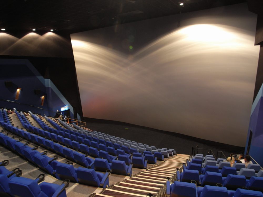 大家去戲院睇戲，除了可選擇聲音格式（Dolby Atmos、DTS:X、Auro-3D）外，亦可選擇獨有設計的戲院，例如Dolby Cinema、MX4D、IMAX 等，當中以 IMAX 在香港是較多人熟悉，因為香港有多間 IMAX 戲院，而且 IMAX 提供的就是與別不同的影像與聲音體驗，所以 IMAX 戲院一直受到香港以至世界各地的電影迷垂青，甚至有發燒友希望將 IMAX 戲院上的體驗融入家庭影院系統。在 2018 年 9 月，IMAX 聯同 DTS 發表專為家庭影院度身訂造的 IMAX Enhanced 計劃，透過產品認證及授權，讓一眾發燒友配合經認證的硬件及軟件，在家中亦能感受 IMAX 所帶來的震撼聲畫體驗。