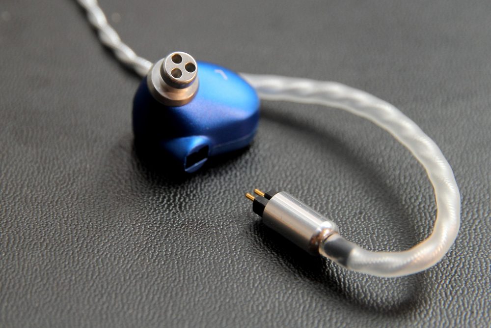 德國巴伐利亞發燒耳機品牌 Ultrasone 繼早前推出了超人氣旗艦型號 Edition 15 及全球限量 1,111 對中階型號 Edition Eleven 後，最近又在香港公佈將推出三款全新型號：Edition 15 Veritas 密閉式耳筒、Saphire 混合單元耳機 及 Panther 平衡便攜解碼耳擴。而三件新品中的亮點之最必定要數 Ultrasone Saphire 以 $31,900 的官方定價開售。以入耳式來講其實相當誇張，氣勢絕對不下於 Edition 15 及 Edition Eleven 兩大話題作。