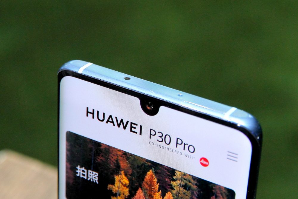 以攝影功能聞名於手機界的 HUAWEI（華爲）早前已於歐洲發佈了最新 HUAWEI P30 Pro 旗艦手機。新手機焦點除了繼續落到其針對不同應用範疇的 Leica 四鏡頭設計外，它的官方零售價 HKD $6,988（標準版）都是發佈會上熱話所在。