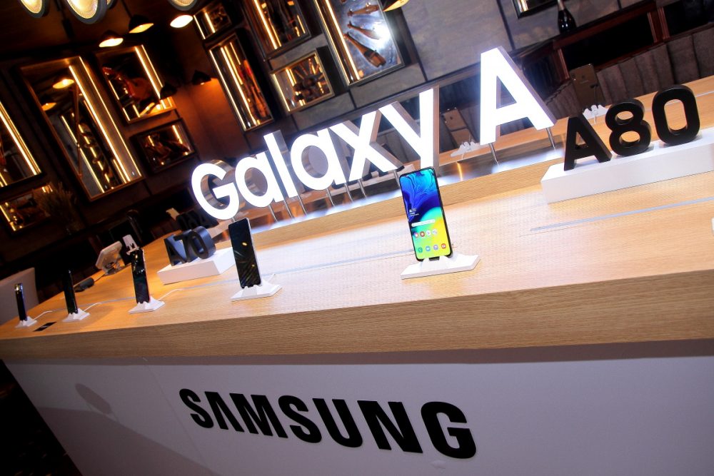 Samsung Galaxy「A 系列」包括 Galaxy A80、Galaxy A70 及 Galaxy A60 三款高性能中階手機型號。Galaxy A80 為針對手機直播而開發，加入創新的旋轉鏡頭，以令自拍或後置拍攝狀態下均能使用上三個高質素鏡頭。除鏡頭模組作了革新，新系列更加入超大容量電池，續航力足以應付大家作直播需要。除了 A80、A70 及 A60 三部中階焦點作，發佈會上還有 A20 及 A40 兩款入門型號曝光，相當值得追求高性價玩家留意。