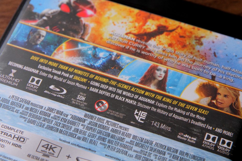 聖誕檔上映的《水行俠》是 DC Comic 在 2018 年唯一作品，也是年度重頭作。而此作最終回響亦不負衆望，在票房口碑方面贏得雙收。至於此片最近就推出 4K 及各大藍光影碟版本，搭載了原生 Dolby Atmos 及 Dolby Vision 規格之餘，畫面更收錄了只限 IMAX 影院上映的獨家全熒幕畫幅版，令此套以原生真 4K 後製作品更傳神像真。